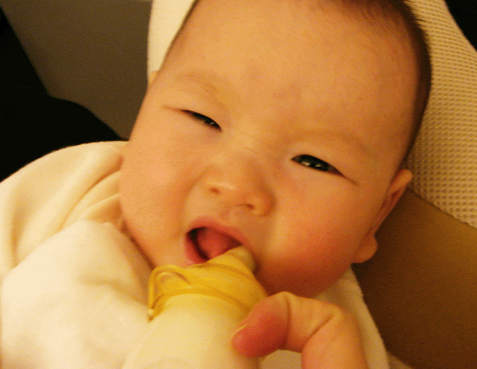 哺乳瓶のゴムを嫌がる赤ちゃん